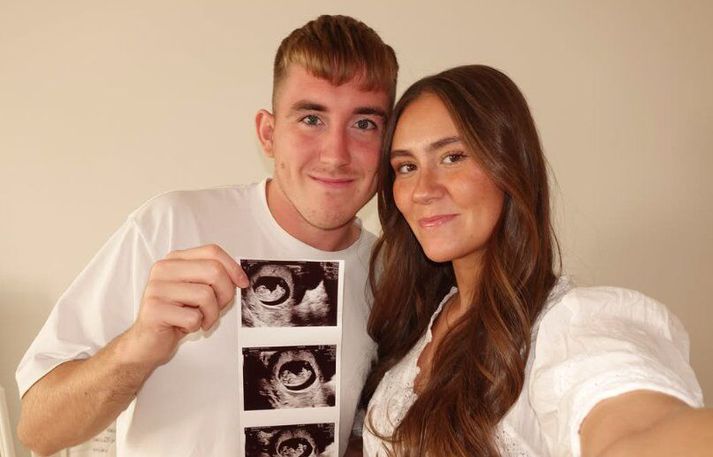 Agnes og Ísak birtu mynd af sér á Instagram með sónarmyndirnar.