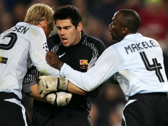 Eiður Smári og Claude Makelele vinna saman í því að ná boltanum af Victor Valdes.