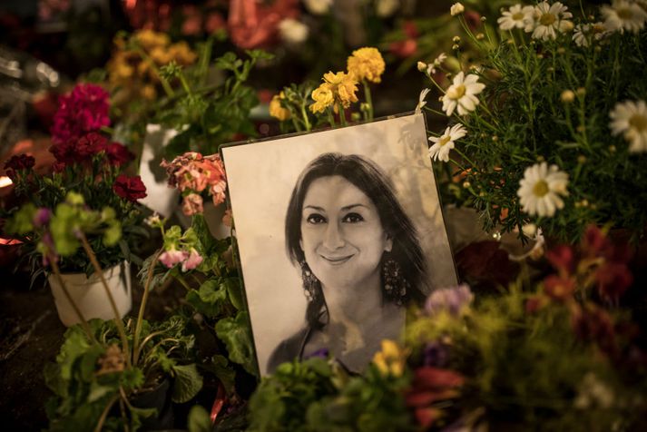 Maltnesku blaðakonan Daphne Caruana Galizia var myrt með bílasprengju árið 2017. Ekki hefur fengist staðfest hvort viðskiptajöfurinn hafi verið handtekinn grunaður um morðið þótt leiða megi líkur að því samkvæmt umfjöllun erlendra fjölmiðla að einhver tengsl séu þarna á milli.