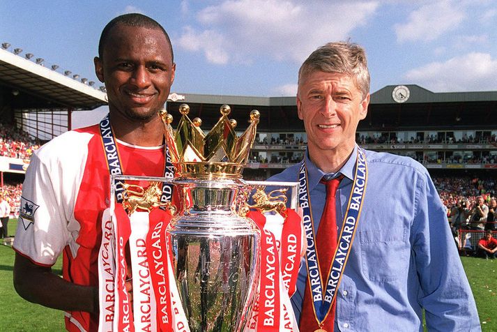 Patrick Vieira og Arsene Wenger með enska meistarabikarinn.