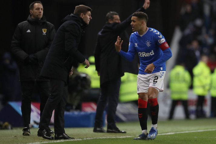 James Tavernier fær hér skilaboð frá stjóra sínum Steven Gerrard í leik með Rangers á tímabilinu.