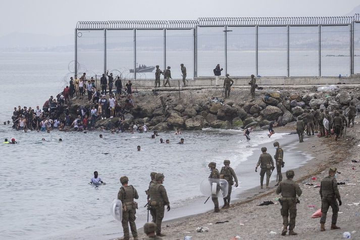 Þúsundir manna hafa farið frá Marokkó til Ceuta á síðustu dögum. Fólkið hefur synt eða gengið yfir á fjöru.