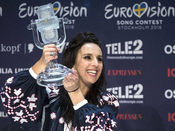 Jamala með verðlaunagripinn í Eurovision.