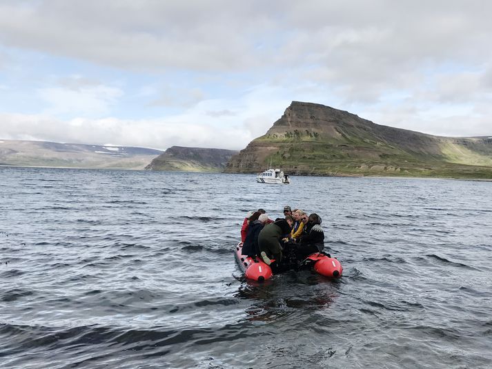 Ferðalangar á leiðinni í göngu á Hornströndum.