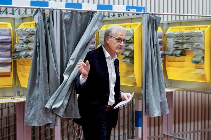 Jonas Gahr Støre, forsætisráðherra, kemur úr kjörklefa í sveitarstjórnarkosningum árið 2023. Flokkur hans mælist stærstur þegar innan við vika er í þingkosningar.