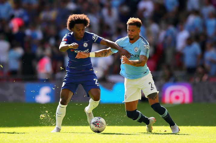 Willian í baráttunni við Kyle Walker í gær.