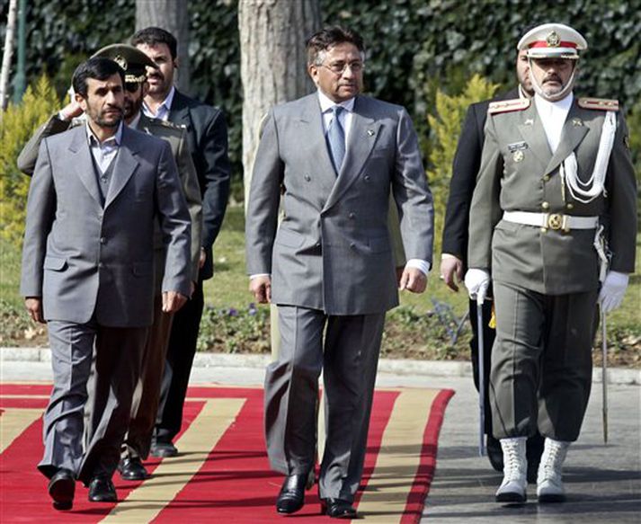 Ahmandinejad Íransforseti með Pervez Musharaaf forseta Pakistan í Teheran á mánudag