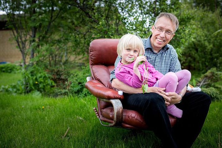 Framkvæmdastjórinn Gunnsteinn með dóttur sína, Áslaugu Elísabetu, sem kippir í kynið því hún hefur gaman af að spila á flygil heimilisins.