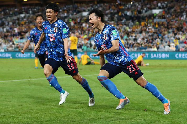Kaoru Mitoma fagnar öðru marka sinna gegn Áströlum í Sydney í dag og þar með sæti á HM í Katar.