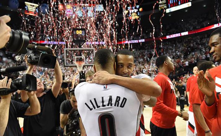 Damian Lillard og CJ McCollum fallast í faðma eftir sigurinn á Clippers í nótt.