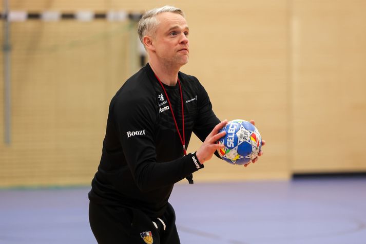 Snorri Steinn Guðjónsson nýtir stundum tímann í nokkur körfuboltaskot með handboltanum á meðan lærisveinar hans liðka sig til í upphafi æfingar.