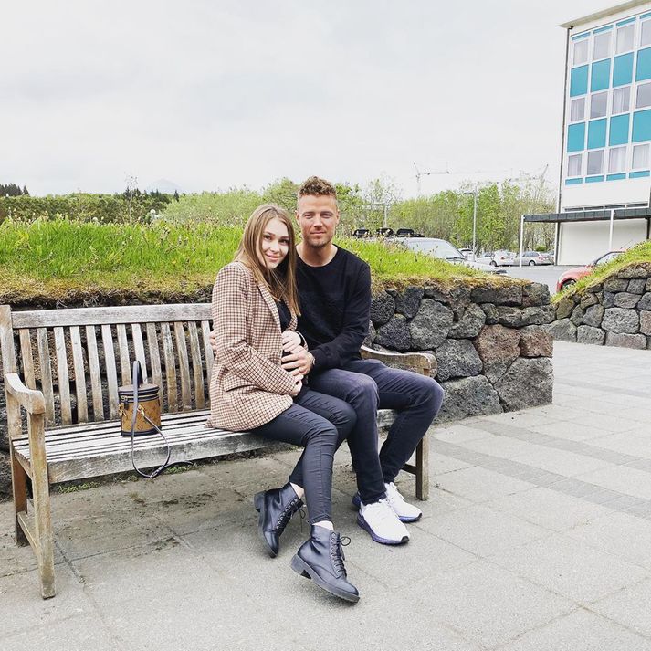 Hin rússneska Alena, unnusta Ragnars, skrifaði á Instagram að sér hefði þótt Ísland öruggasti staðurinn til að fæða sitt fyrsta barn, á þeim óvissutímum sem kórónuveirufaraldurinn hefur valdið í heiminum.