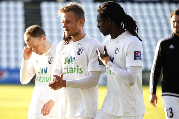 Pétur Viðarsson og Kassim Doumbia ræða málin eftir leik.