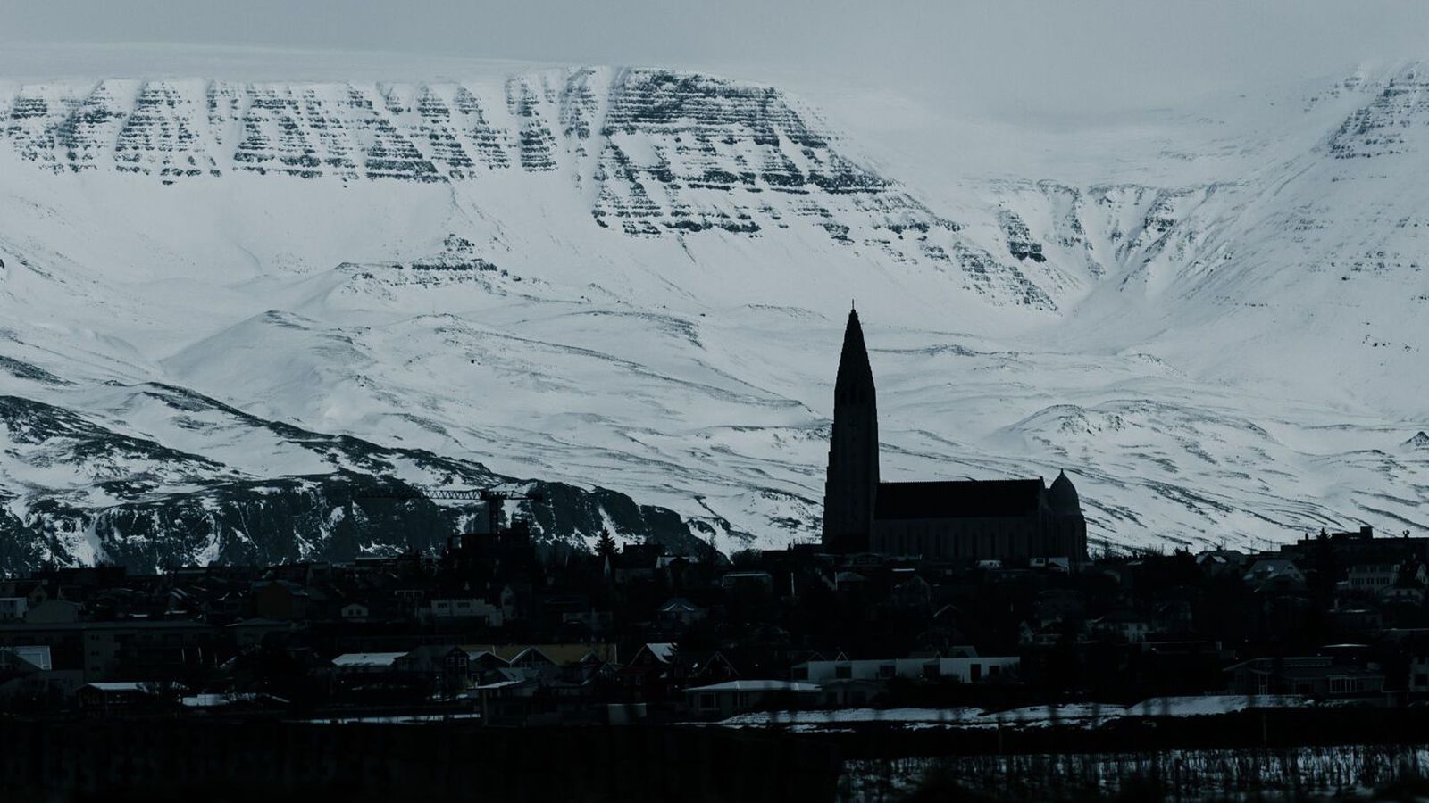 Mæla gegn því að ganga ofar en að Steini í Esjunni