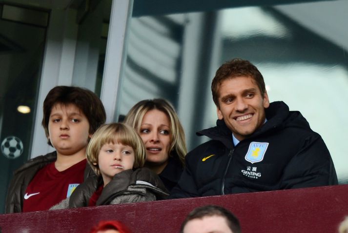 Petrov og fjölskylda fylgjast mér með leik Aston Villa og Chelsea úr stúkunni í dag.