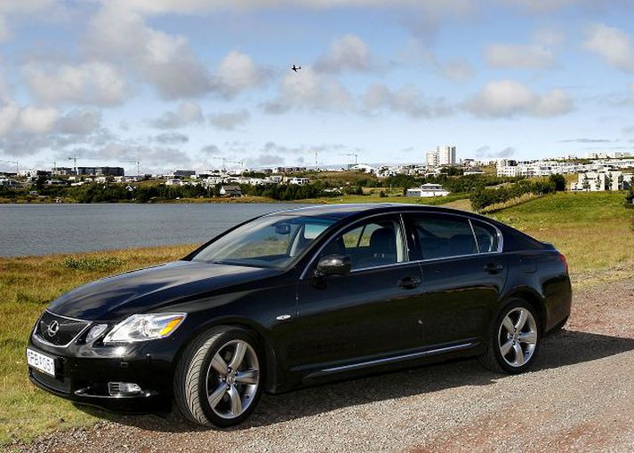 Lexus GS430 Luxury. Í hnotskurn mætti segja að bíllinn hér fyrir ofan sé stórglæsilegur lúxuskaggi hlaðinn aukabúnaði. Og þótt hann sé stór og rúmgóður að innan er hann lipur og léttur í akstri. 