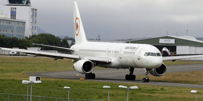 Flug Flugfélagið Iceland Express hóf flug til New York í Bandaríkjunum í byrjun sumars, eftir að slitastjórn Glitnis stefndi Pálma Haraldssyni og fleirum. Hér sést þota félagsins á Reykjavíkurflugvelli.Fréttablaðið/GVA