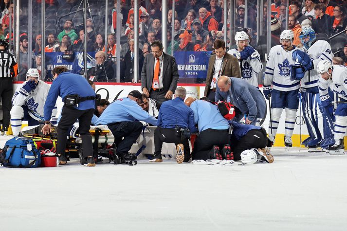 Hugað að Chris Tanev, leikmanni Toronto Maple Leafs, eftir áreksturinn og fallið.