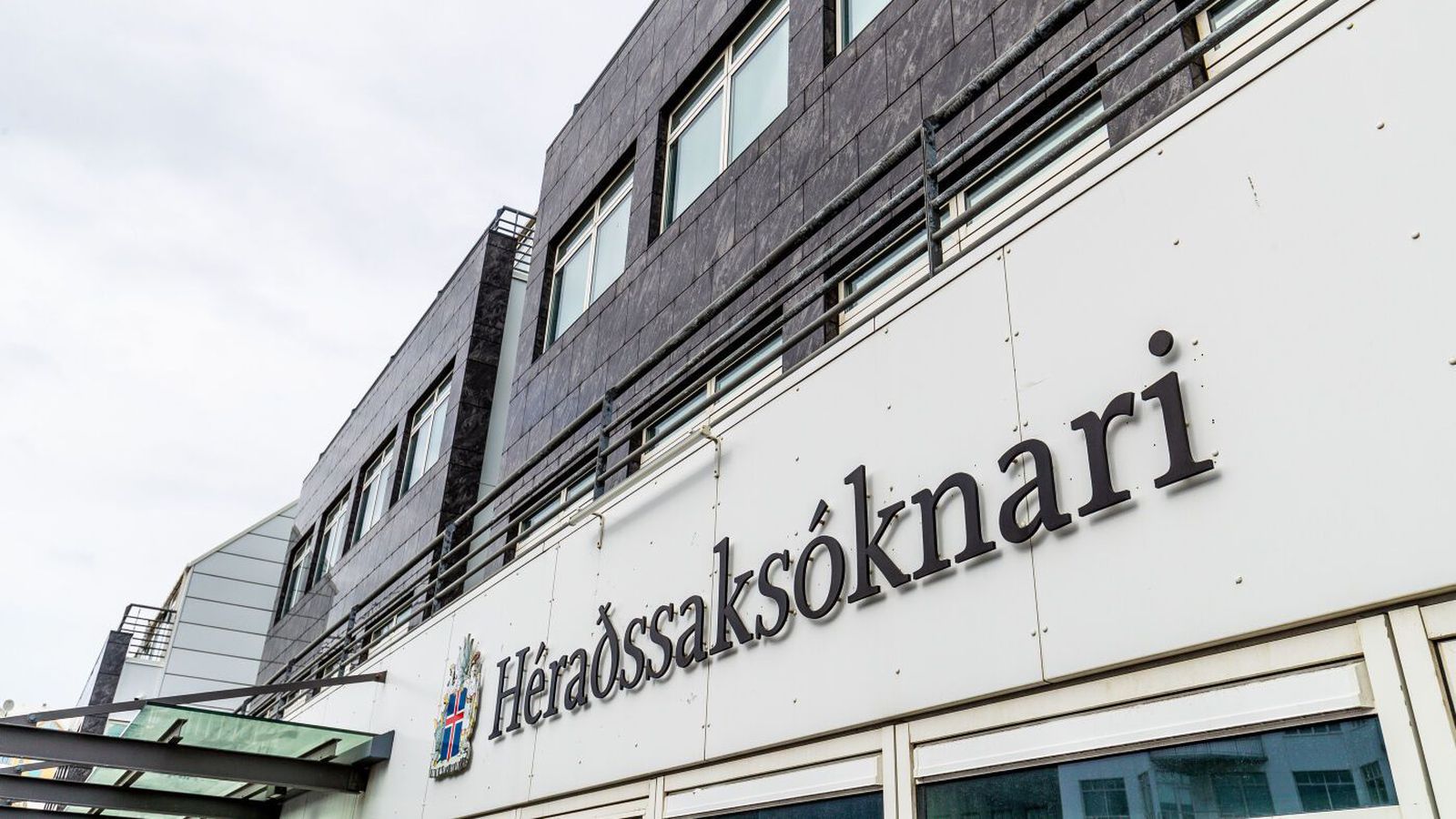Kærð fyrir að draga sér ríf­lega tólf milljónir úr dánar­búi