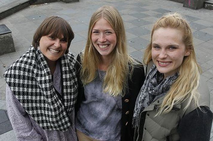 Listaháskólanemarnir f.v Harpa, Guðrún og Katrín setja upp spilatorg á Bernhöftstorfunni sem opnar í dag.
fréttablaðið/pjetur