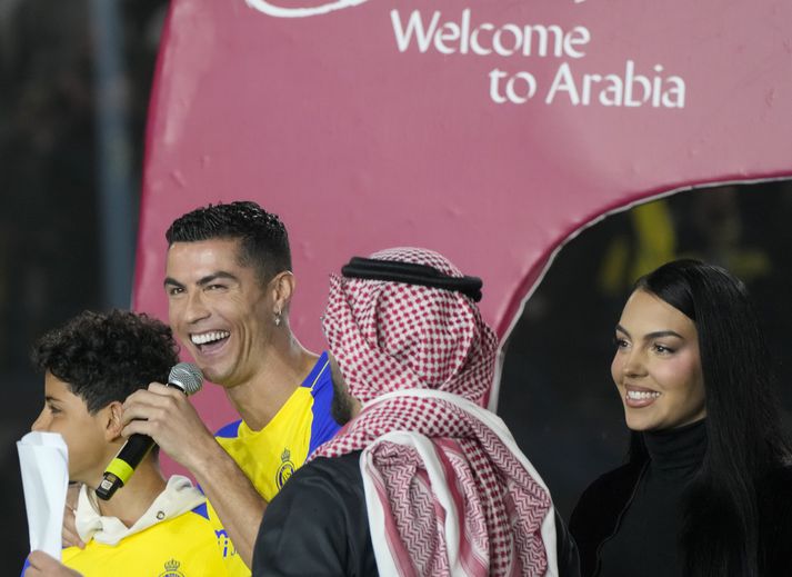 Það var gaman hjá Cristiano Ronaldo þegar hann var kynntur sem nýr leikmaður Al-Nassr en hér er hann með konu sinni Georgina Rodriguez.