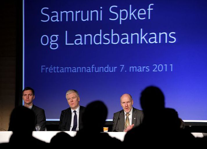 Í stapa Frá kynningu á samruna SpKef og Landsbankans. Einar Hannesson, fyrrverandi sparisjóðsstjóri SpKef, Steinþór Pálsson, bankastjóri Landsbankans, og Steingrímur J. Sigfússon fjármálaráðherra sátu fyrir svörum. Fréttablaðið/valli