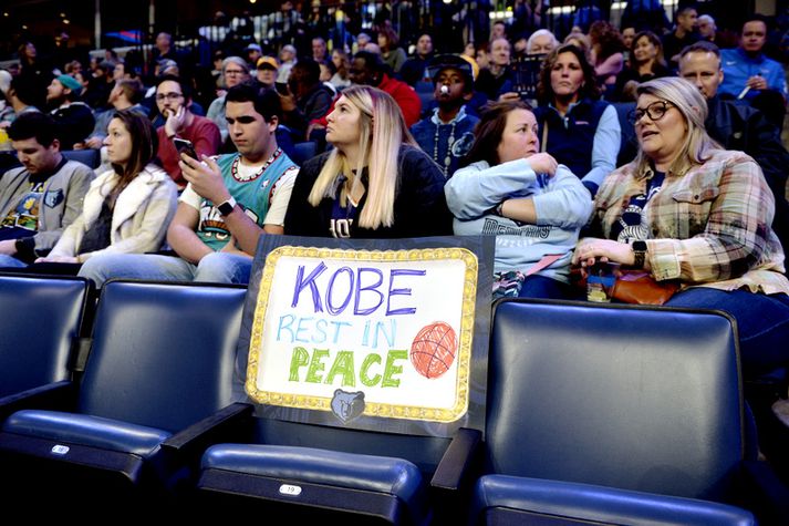 Á leik Phoenix Suns og Memphis Grizzlies var ein röðin tóm í áhorfendastúkunni þar sem var skilti sem á stóð: Hvíldu í friði Kobe.