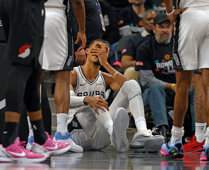 Victor Wembanyama hélt um höfuðið eftir að hafa skollið í gólfið.