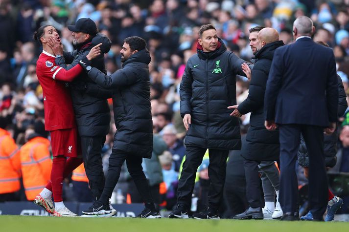 Jurgen Klopp dregur Darwin Nunez í burtu eftir orðaskipti hans og Pep Guardiola