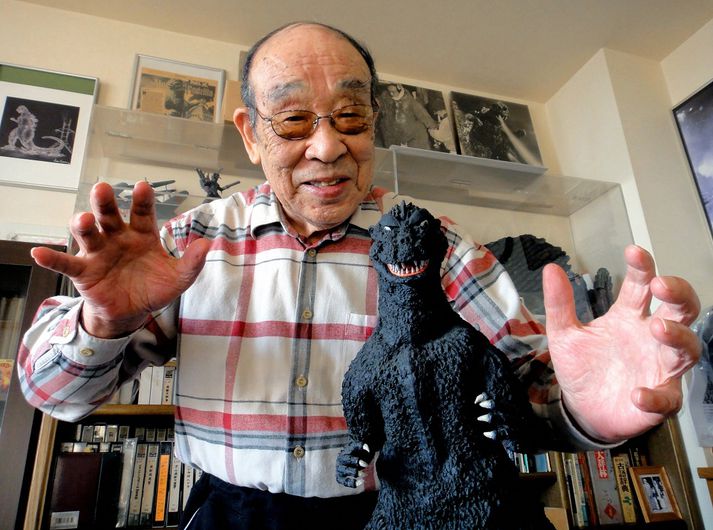 Haruo Nakajima ásamt minni útgáfu af Godzillu.