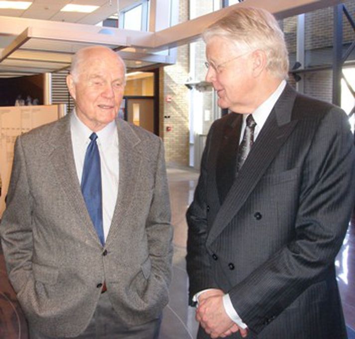 Ólafur Ragnar Grímsson og John Glenn, fyrrverandi geimfari, ræða saman í gær