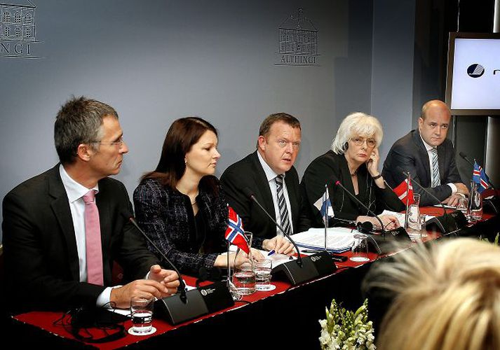 Forsætisráðherrar Norðurlandanna. Jens Stoltenberg frá Noregi, Mari Kiviniemi frá Finnlandi, Lars Løkke Rasmussen frá Danmörku, Jóhanna Sigurðardóttir og Fredrik Reinfeldt frá Svíþjóð á sameiginlegum blaðamannafundi í gær.
Fréttablaðið/GVA