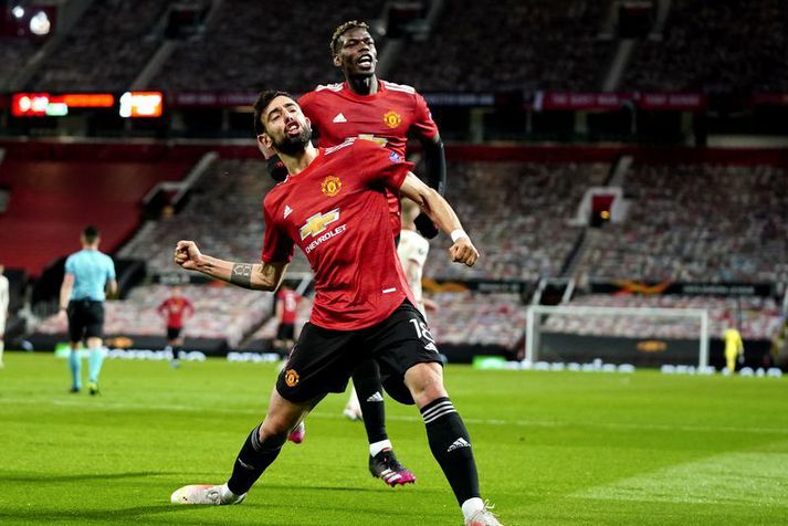 Bruno Fernandes og Paul Pogba fagna hér einu af sex mörkum Manchester United á móti Roma á Old Trafford í gær.