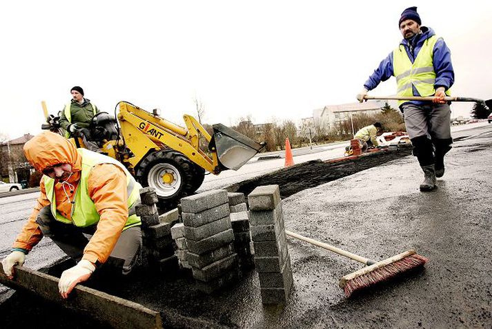 Starfsmenn Háfells að helluleggja við Hringbraut í byrjun árs 2006. Færsla Hringbrautar er eitt stórra verkefna sem fyrirtækið hefur tekið að sér. 