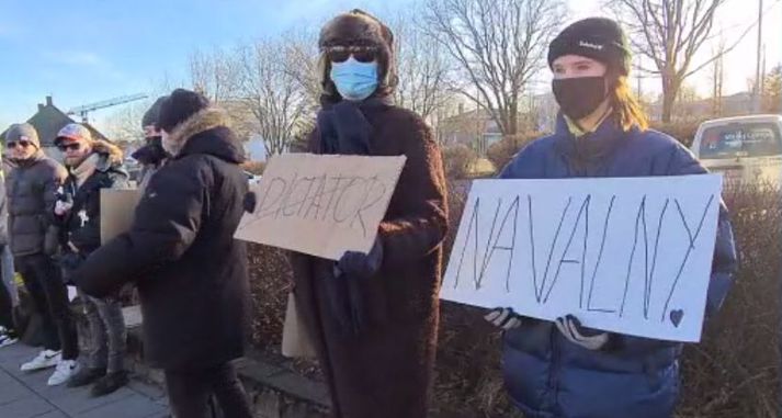 Rússar á Íslandi komu saman við sendiráð landsins í dag til mótmæla.