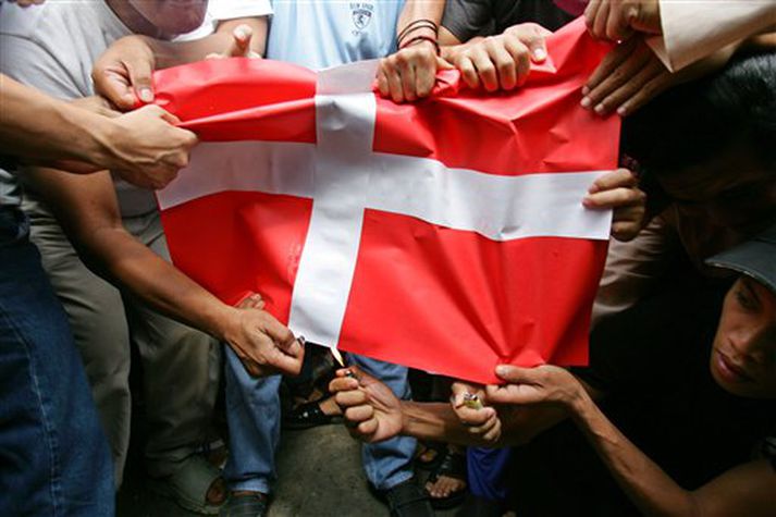 Mótmælendur á Filipseyjum gera sig líklega til að brenna danska fánann.