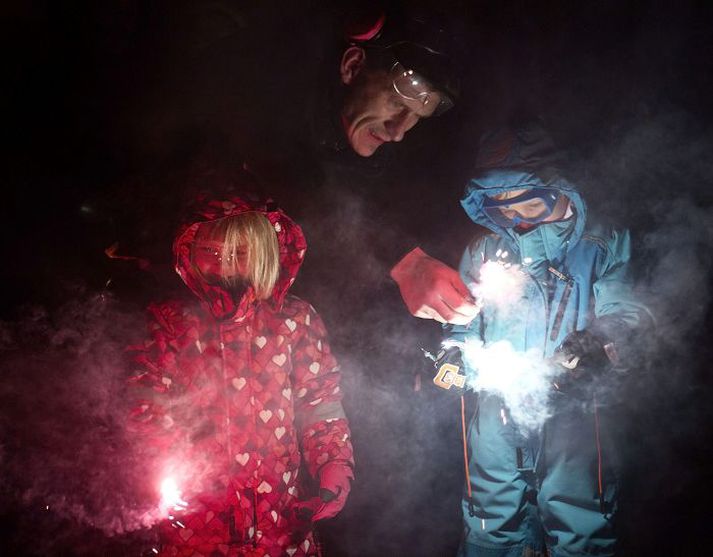 Fjölmargir landsmenn sóttu áramótabrennur. Þessir ungu krakkar fengu aðstoð við tendrun stjörnuljósa í Grafarvoginum.