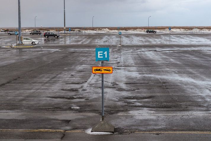 Það er frekar tómt um að litast á langtímabílastæðinu við Keflavíkurflugvöll þessa dagana.