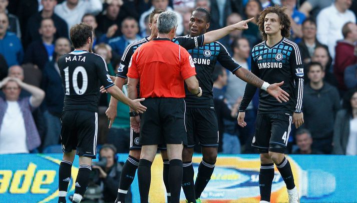Leikmenn Chelsea mótmæla hér Chris Foy í leiknum.