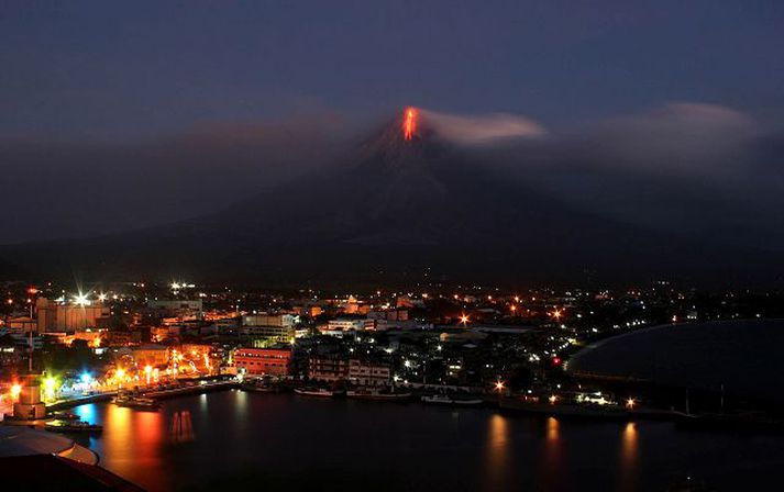 Hraunkvikan glóir Mannlífið í borginni Legazpi markast af nærveru við virkasta eldfjall Filippseyja.nordicphotos/afp