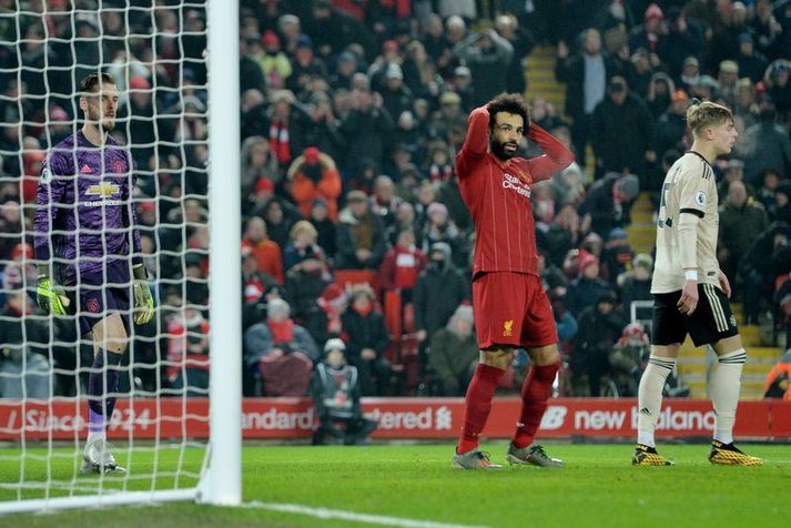 Mohamed Salah svekkir sig yfir að hafa ekki nýtt gott færi í leik Liverpool og Manchester United á síðustu leiktíð.