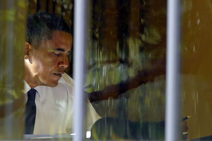 Obama á skrifstofu sinni Bandaríkjaforseti á mikið verk fyrir höndum að standa undir kröfum Nóbelsnefndarinnar. nordicphotos/AFP