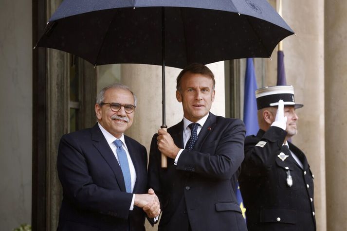 Macron greindi frá ákvörðun sinni á X.