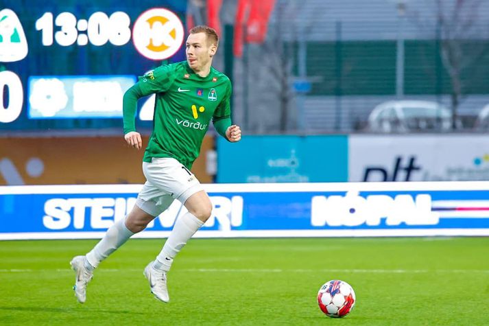 Gísli Eyjólfsson með boltann á Kópavogsvelli í 1. umferð Bestu deildarinnar, í leik sem Blikar vilja þó sjálfsagt gleyma þar sem þeir töpuðu fyrir grönnum sínum úr HK. Síðan þá hefur ekki verið spilað á vellinum vegna framkvæmda.