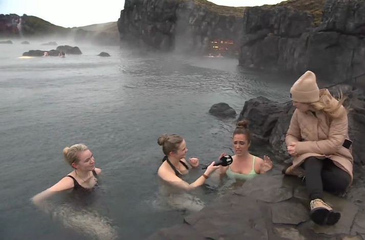 Hópur íslenskra Bachelor aðdáenda var mættur í Sky Lagoon í kvöld til að horfa á nýjasta þáttinn.