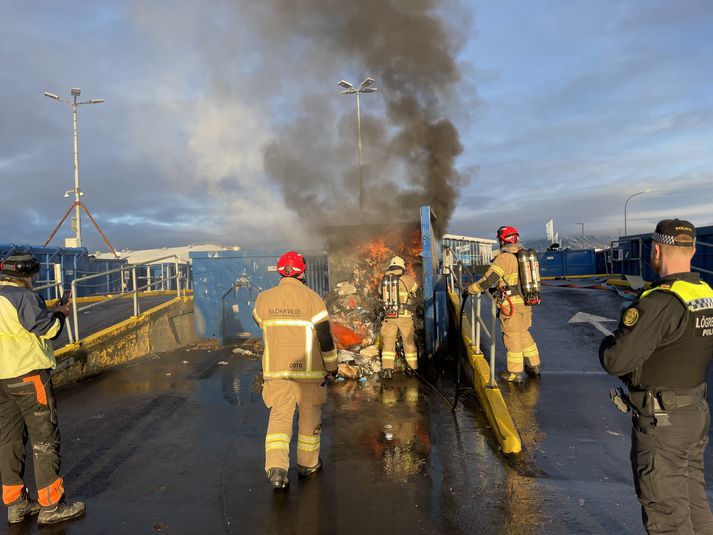 Eldur logar í gám á Sorpu.