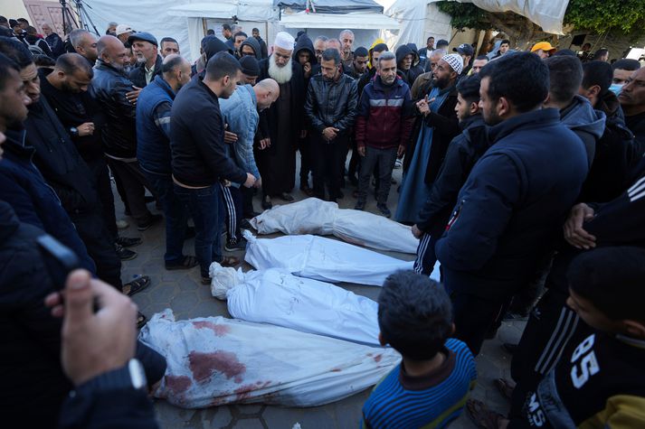 Palestínumenn syrgja fallna samlanda sína við Al Aqsa spítalann í Deir al Balah í dag.