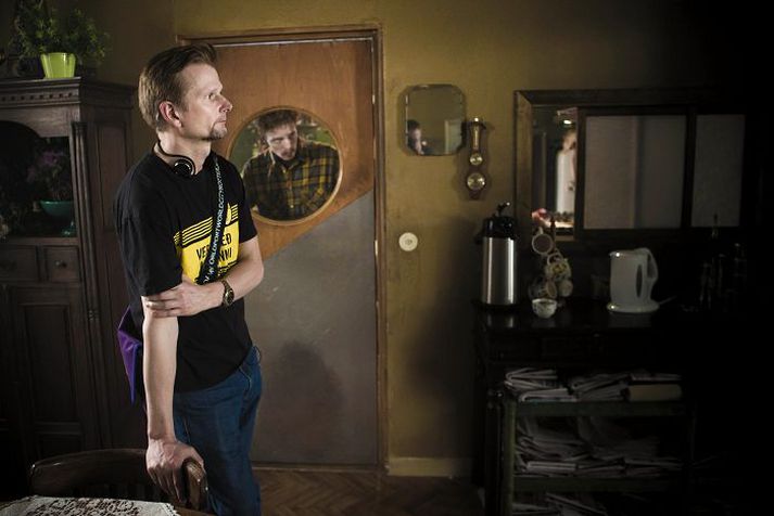 Leikstjórinn í aksjón Óskar stýrir leikarahópnum í Fiskar á þurru landi af yfirvegun.