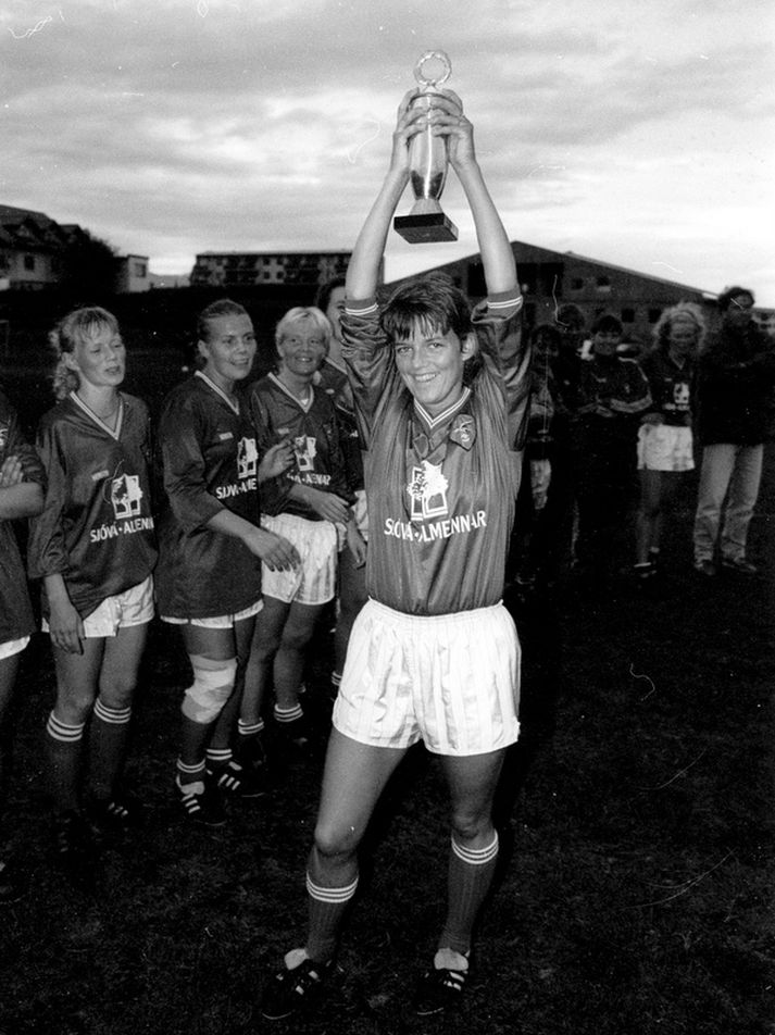 Ragnheiður Víkingsdóttir tekur við Íslandsmeistaratitlinum fyrir hönd Valskvenna árið 1989.