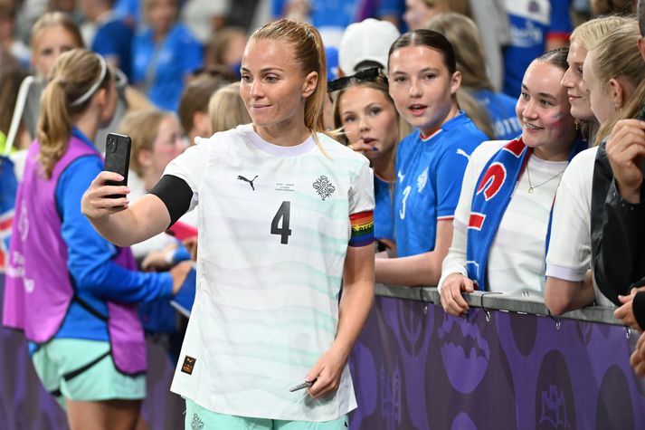 Glódís Perla Viggósdóttir, fyrirliði Íslands, sést hér með fyrirliðabandið og að taka mynd af sér með aðdáendum.